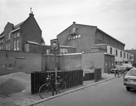 59092 Gezicht in de St. Janshovenstraat te Utrecht met de achterzijde van het bad- en zweminrichting O.Z.E.B.I. ...